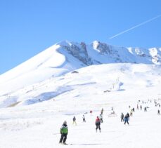 Yeni yılın ilk gününde kayakseverler Erciyes'te yoğunluk oluşturdu