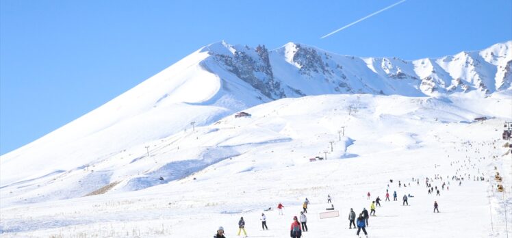 Yeni yılın ilk gününde kayakseverler Erciyes'te yoğunluk oluşturdu