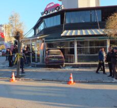 Yozgat'ta kontrolden çıkan otomobilin kafeye girmesi sonucu 5 kişi yaralandı