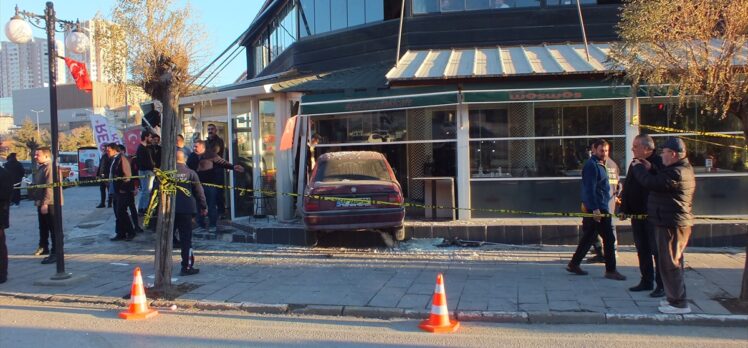 Yozgat'ta kontrolden çıkan otomobilin kafeye girmesi sonucu 5 kişi yaralandı