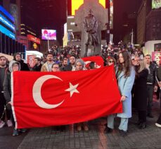 ABD'de New York Times Meydanı'nda Türkiye'deki depremlerde hayatını kaybedenler anıldı