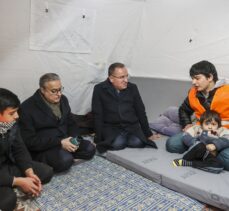 Adalet Bakanı Bozdağ, depremden etkilenen Diyarbakır'da çadır kenti ziyaret etti