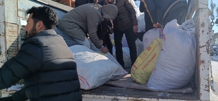 Adana'da vatandaşlar kendilerine gelen yardımları diğer illerdeki depremzedelere gönderdi