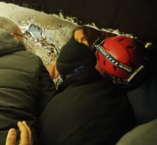 Adıyaman'da enkaz altında kalan kadın Taşköprü Belediyesi ekibince kurtarıldı