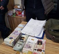 AFAD ekipleri enkazda buldukları para ve ziynet eşyalarını polise teslim etti
