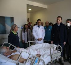 AK Parti Sözcüsü Çelik, Adana'da hastanedeki depremzedeleri ziyaret etti: