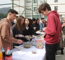 Amasya'da lise öğrencileri depremzedeler yararına kermes düzenledi