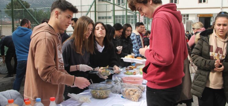 Amasya'da lise öğrencileri depremzedeler yararına kermes düzenledi