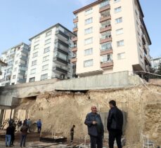 Ankara'da bitişiğindeki inşaat çalışması nedeniyle boşaltılan binalarda oturanlar evlerine girmeyi bekliyor