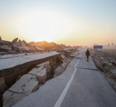 Antakya'da fay hattının geçtiği yolda oluşan yarıklar havadan görüntülendi