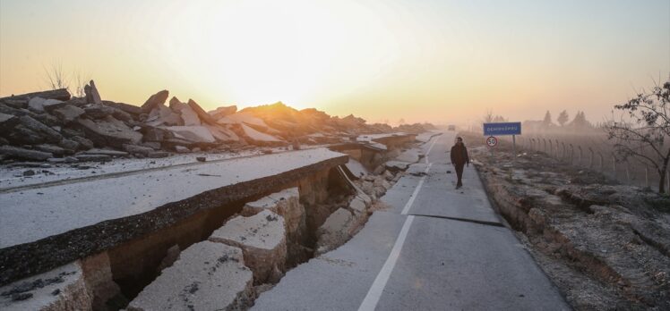 Antakya'da fay hattının geçtiği yolda oluşan yarıklar havadan görüntülendi