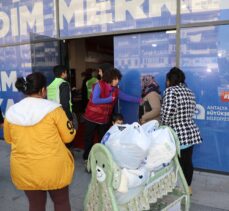 Antalya'da deprem bölgesine ve kente gelen depremzedelere yardımlar sürüyor