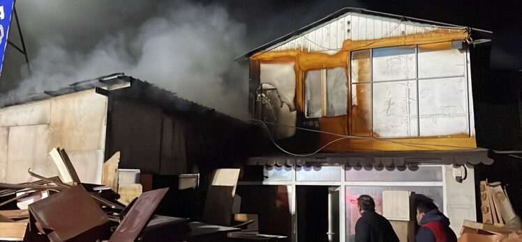 Antalya'da mobilya dükkanında çıkan yangın söndürüldü