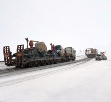 Ardahan'da kar ve buzlanma nedeniyle ağır tonajlı araçlar yolda kaldı