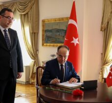 Arnavutluk Cumhurbaşkanı Begaj, Türkiye'nin Tiran Büyükelçiliğinde taziye defterini imzaladı: