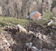 Artvin'de yamaçtan kopan kaya kütlesi su değirmenini yıktı, tarım arazisine zarar verdi
