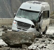 Artvin'de yamaçtan kopan kayaların isabet ettiği minibüsteki 4 kişi yaralandı