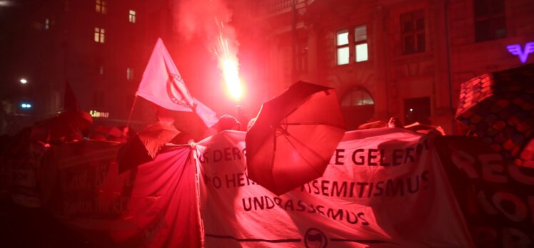 Avusturya’da ırkçı grupların tarihi Hofburg sarayında düzenlediği balo protesto edildi