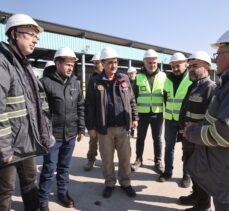 Bakan Dönmez, deprem bölgesinde çalışan elektrik işçilerini ziyaret etti