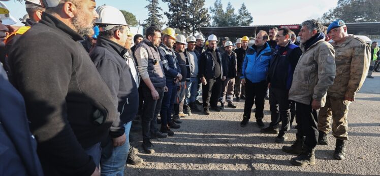Bakan Dönmez, Kırıkhan’da arama kurtarma faaliyetlerine destek veren madencileri ziyaret etti