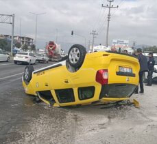Balıkesir'de kamyonla çarpışan ticari taksinin sürücüsü yaralandı