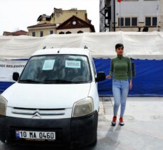 Balıkesir'de yaşayan İranlı aile depremzedeler için aracını satışa çıkardı