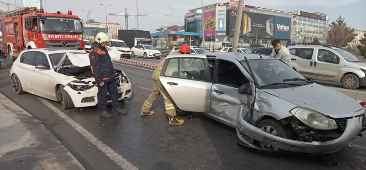 Beylikdüzü'nde 8 aracın karıştığı zincirleme kazada 2 kişi yaralandı