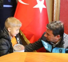 Bodrum'da 5 yaşındaki Mehmet Ege depremzedelere kumbarasındaki parayı bağışladı