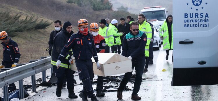 GÜNCELLEME 2 – Bursa'da zincirleme trafik kazasında 4 kişi öldü, 6 kişi yaralandı