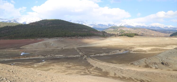 Bursa'nın içme suyu kaynaklarından Nilüfer Barajı kurudu