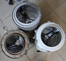 Çamaşır makinelerinin kazanlarını depremzedeler için sobaya dönüştürüyorlar