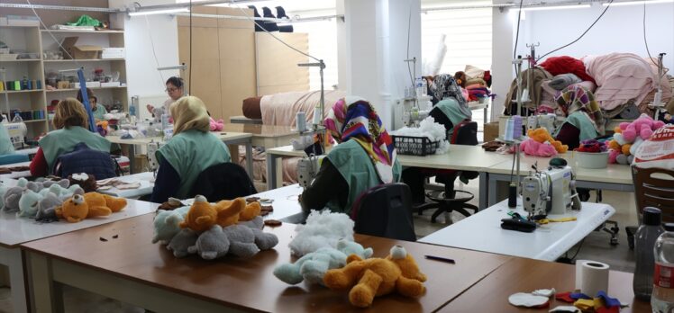 Çankırılı kadınlar depremzede çocuklar için oyuncak üretiyor