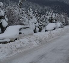 Denizli-Antalya kara yolunda kar yağışı nedeniyle ulaşımda aksama yaşanıyor