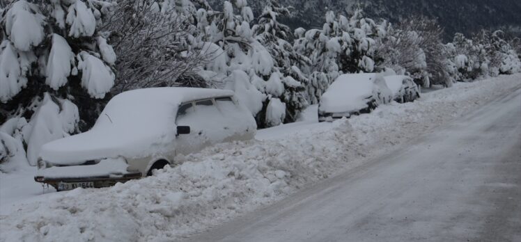 Denizli-Antalya kara yolunda kar yağışı nedeniyle ulaşımda aksama yaşanıyor