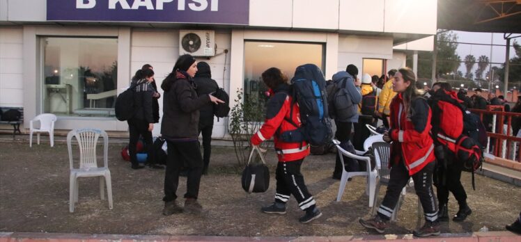 Deprem bölgelerinin “lojistik üssü” Adana Havalimanı'nda hareketlilik sürüyor