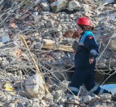 Deprem bölgesinde öğretmeniyle enkaz altındakilere ulaşmaya çalışıyor