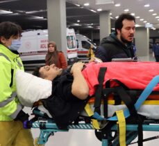 Deprem bölgesindeki 46 yaralı uçakla İstanbul'a getirildi