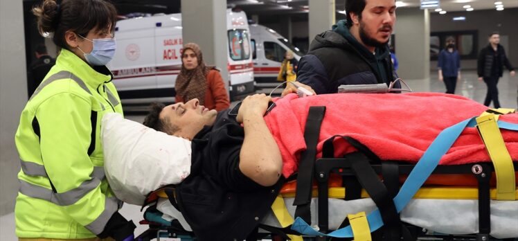 Deprem bölgesindeki 46 yaralı uçakla İstanbul'a getirildi