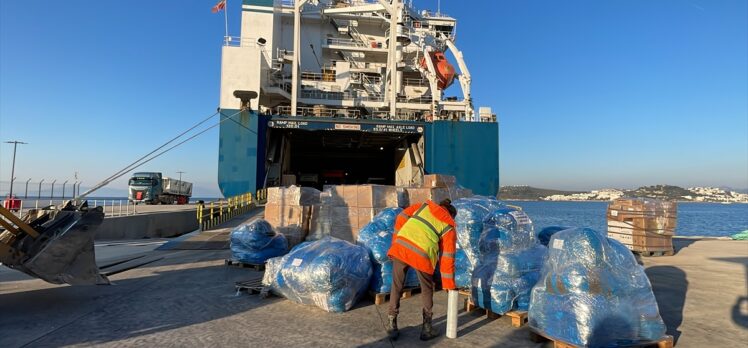 Deprem bölgesine yardım götürecek yük gemisi Bodrum Limanı'nda