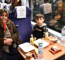 Deprem mağdurlarını taşıyan dizel tren setleri Sivas'a vardı