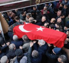 Depremde hayatını kaybeden kadın, Eskişehir'de son yolcuğuna uğurlandı