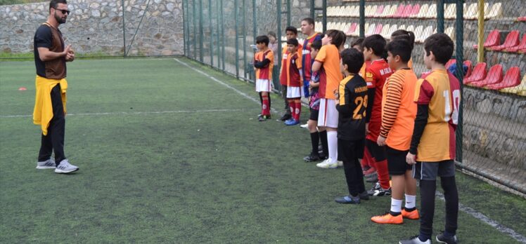 Depremden etkilenen çocuklar futbolla moral buluyor