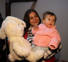 Depremzede Elif bebeğin ilk doğum gününü Türk Kızılay ekipleri kutladı