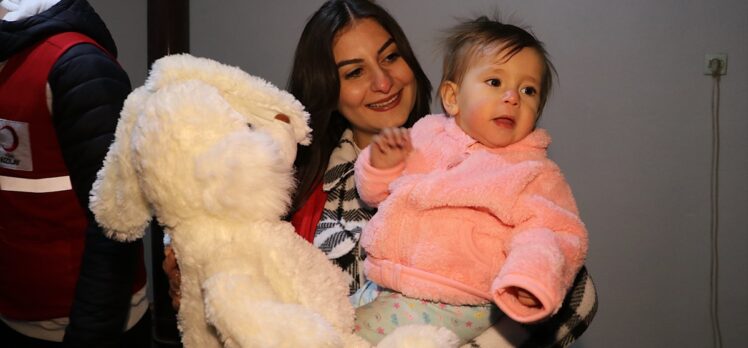 Depremzede Elif bebeğin ilk doğum gününü Türk Kızılay ekipleri kutladı