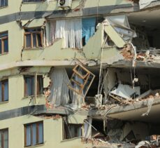 Diyarbakır'da ağır hasarlı Galeria İş Merkezi ve üstündeki sitenin yıkımına başlandı