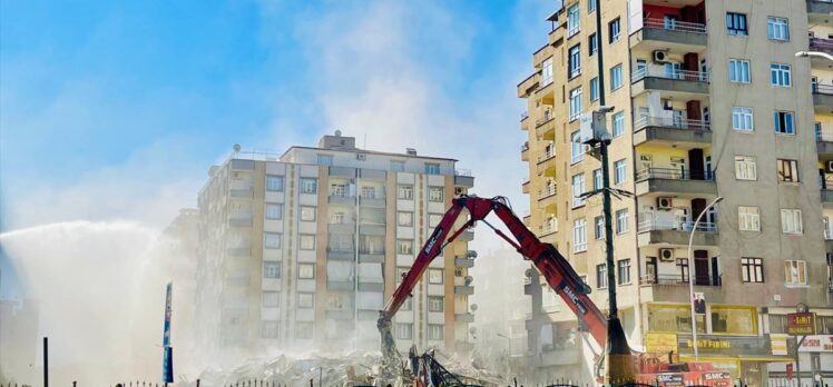 GÜNCELLEME – Diyarbakır'da yıkımına başlanan 9 katlı bina çöktü