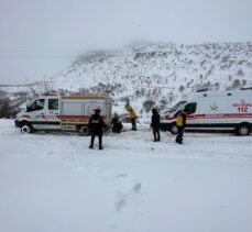 Diyarbakır'da yolu kardan kapanan kırsal mahalledeki hastayı ekipler hastaneye ulaştırdı