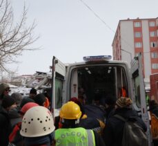 Elbistan'da bir kadın enkazdan 55 saat sonra kurtarıldı
