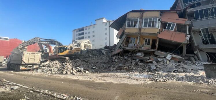 Elbistan'da yıkılan 342 binanın 185'inin enkazı kaldırıldı