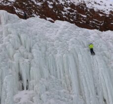 Erzurum'da depremlerde hayatını kaybedenler için buz tırmanışı yapıldı
